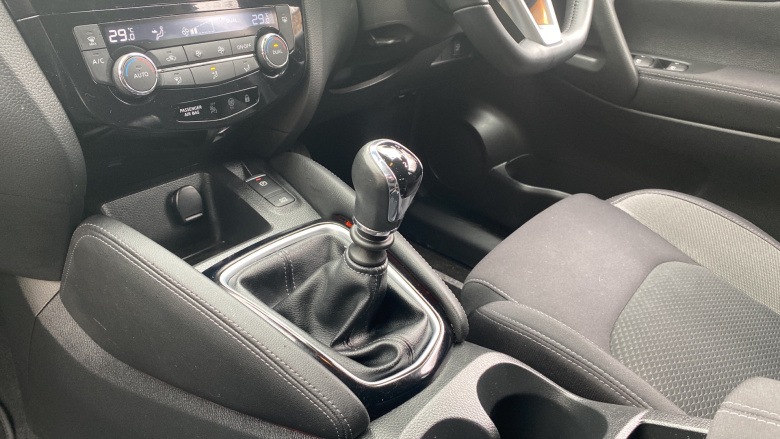 Nissan Qashqai 1.2 DiG-T N-Connecta 5dr Petrol Hatchback